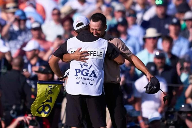 Xander Schauffele abraza a su caddie tras conseguir la victoria en el PGA Championship.