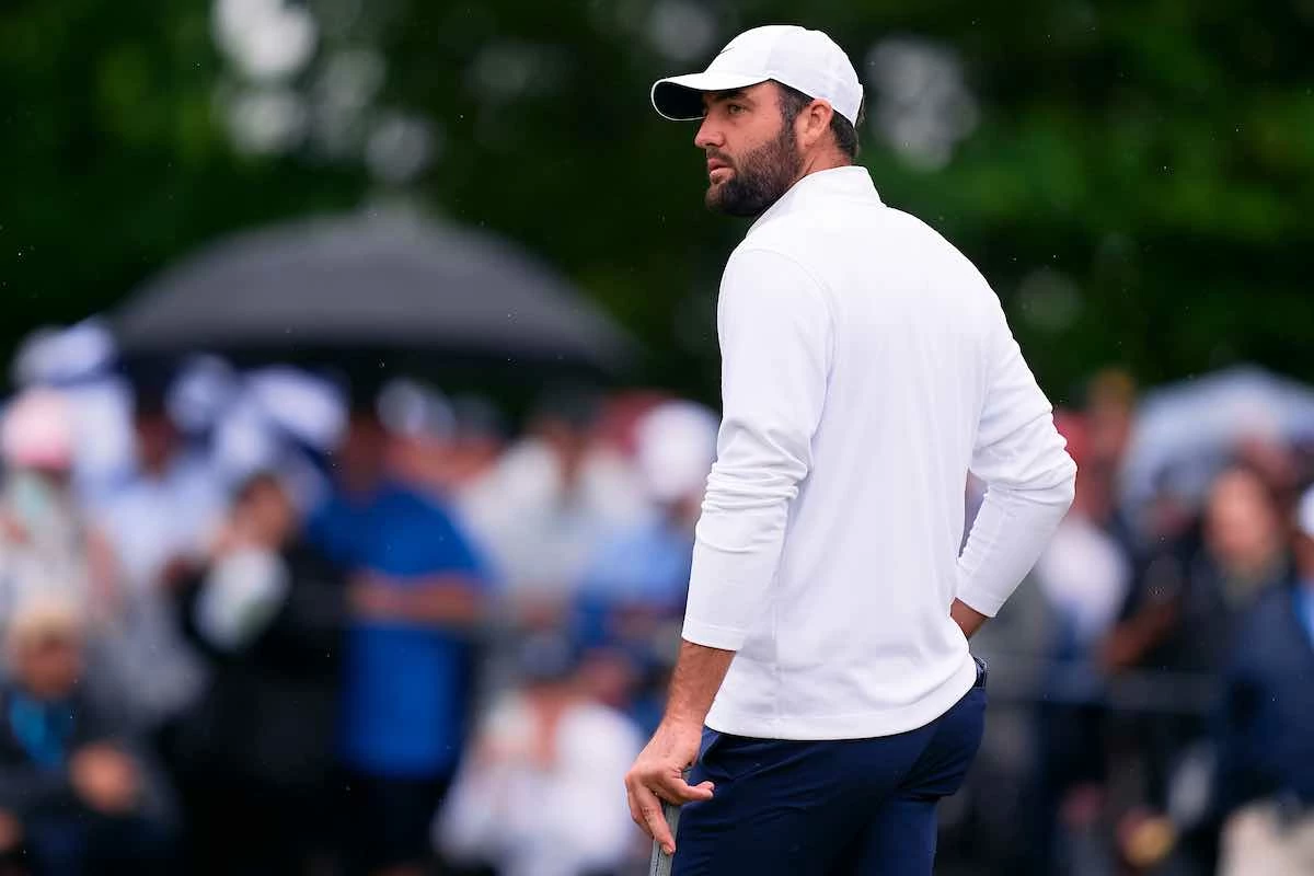 106th PGA Championship - Valhalla Golf Club - Practice Round Scottie Scheffler mira al horizonte pensativo durante su segunda ronda en el PGA Championship.