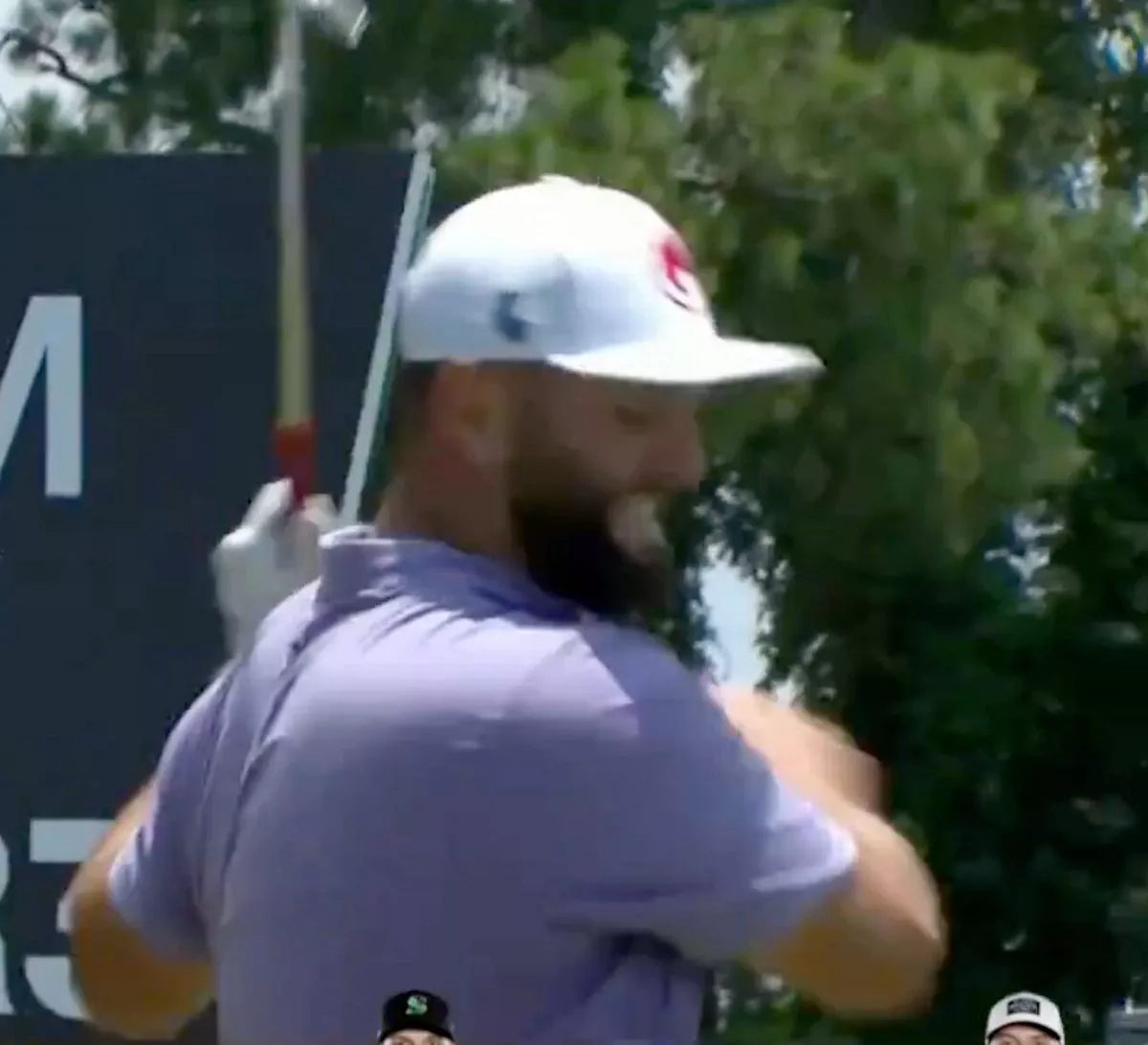 Jon Rahm, doliéndose del tobillo © LIV Golf Jon Rahm, doliéndose del tobillo © LIV Golf