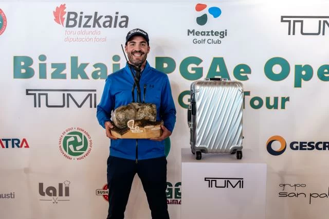 David Borda posa con sus trofeos de ganador del III Bizkaia PGAe Open. David Borda posa con sus trofeos de ganador del III Bizkaia PGAe Open.