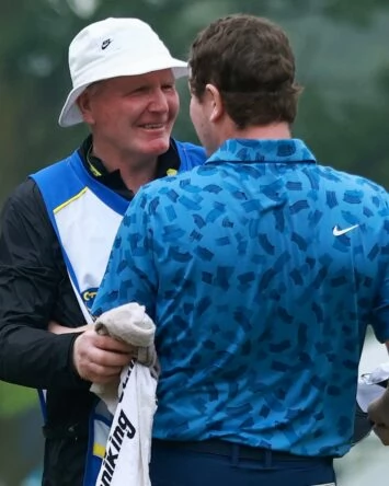 Robert MacIntyre felicitando a su padre © PGA Tour