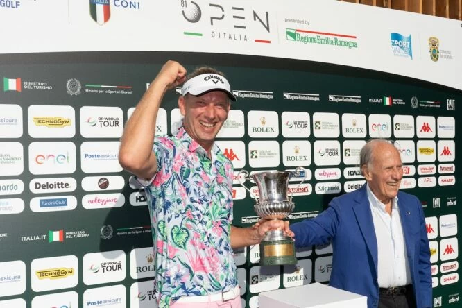 Marcel Siem posa, junto a Franco Chimenti (Presidente de la Federación Italiana), con el trofeo del Open de Italia 2024. © Golffile | Stefano Di María