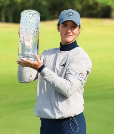 Linn Grant poses with the 2024 Volvo Car Scandinavian Mixed winner's trophy. © DP World Tour