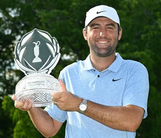 Scottie Scheffler posa con el trofeo de campeón del Memorial Tournament 2024. © PGA Tour Scottie Scheffler posa con el trofeo de campeón del Memorial Tournament 2024. © PGA Tour