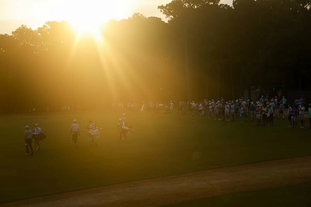 2024 U.S. Open La salida del primer partido del día por el tee del 1 de Pinehurst Nº2. (Kathryn Riley/USGA)