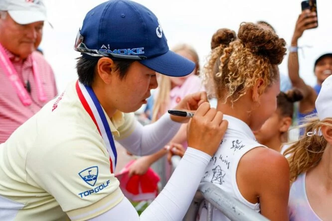 Yuka Saso firma un autógrafo después de ganar el US Women's Open.