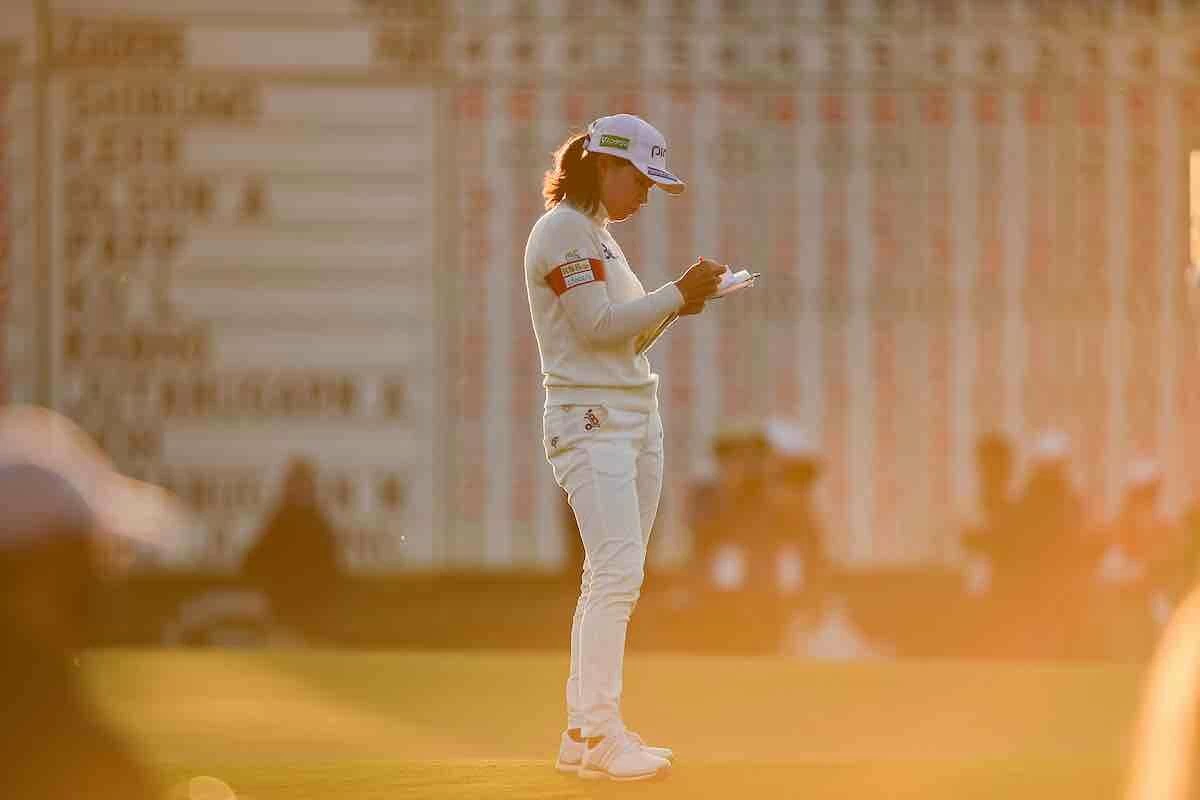US Womans Open Championship 2020 Hinako Shibuno estudia su tarjeta durante un US Open.