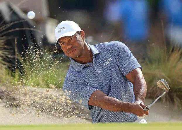 Tiger Woods saca de búnker durante la ronda de prácticas del lunes en Pinehurst.