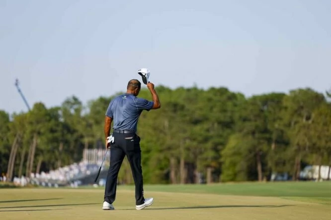 Tiger Woods se despide del público tras la segunda ronda del US Open.
