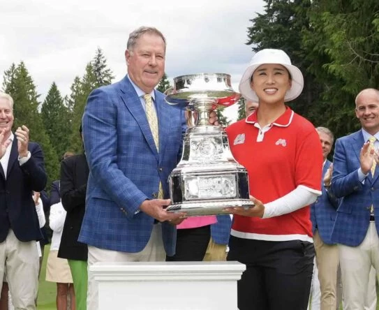 Amy Yang posa con el trofeo de campeona del KPMG Women's PGA Championship.