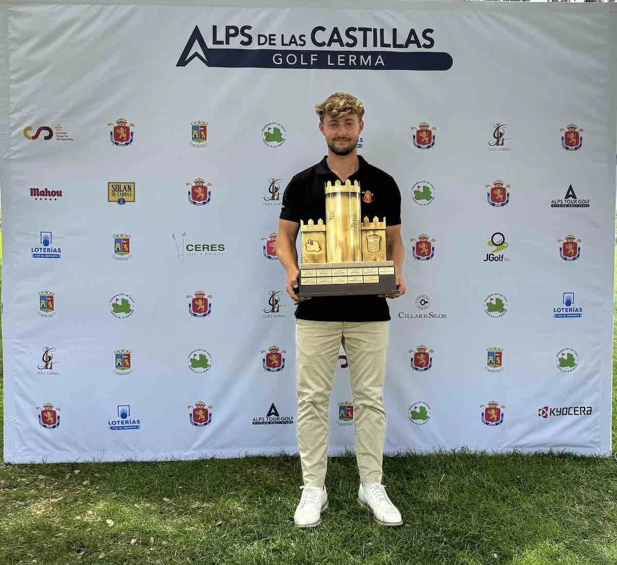 AlbertBonetaganaAlpsLasCastillas24 Albert Boneta posa con el trofeo de campeón del Alps de Las Castillas.