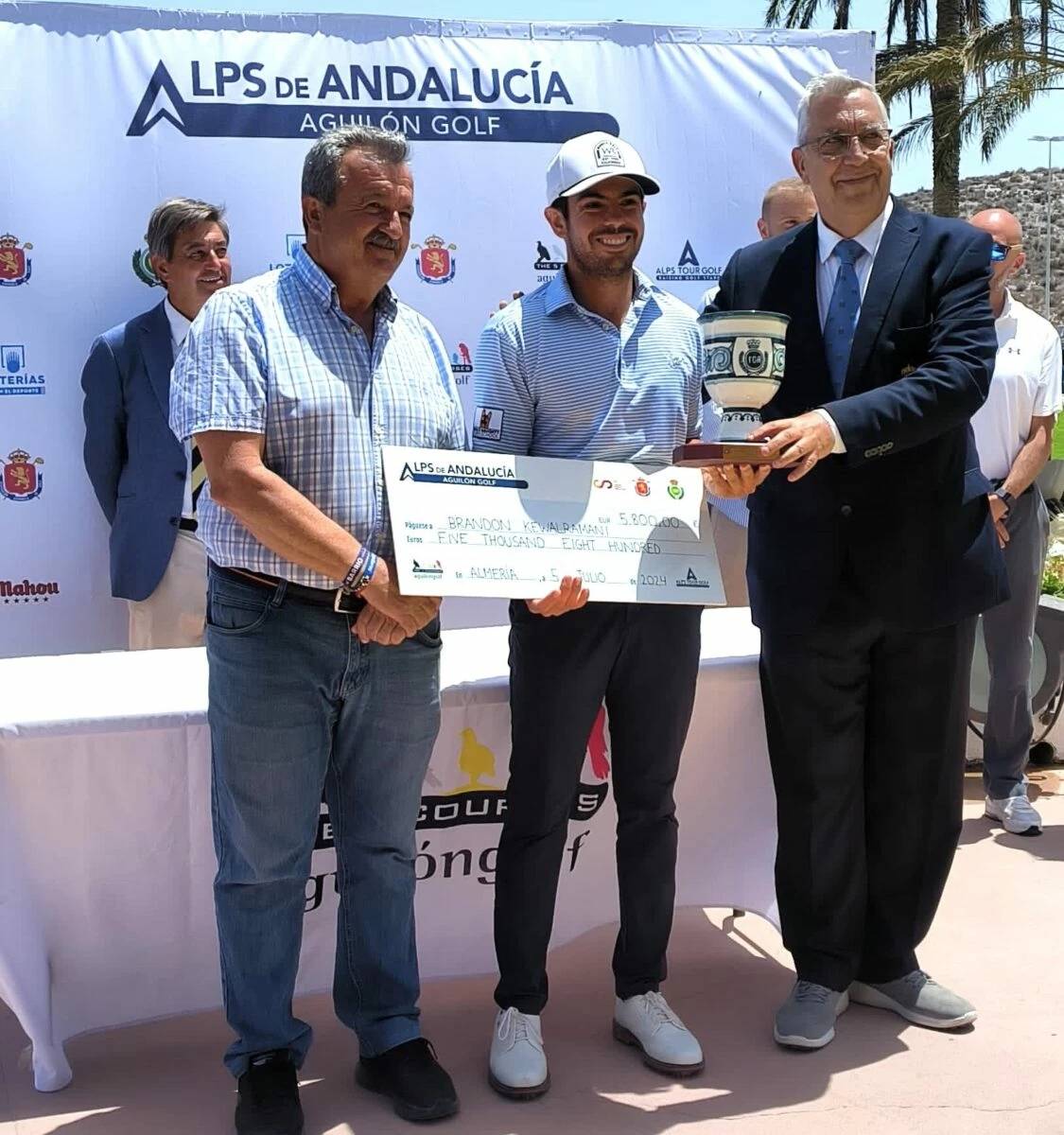 Brandon Kewalramani con Juan Pedro García Pérez, Alcalde del Ayuntamiento de Pulpí, y José Crespo, Presidente del Comité de Profesionales de la Real Federación Andaluza de Golf. © JGolf Brandon Kewalramani con Juan Pedro García Pérez, Alcalde del Ayuntamiento de Pulpí, y José Crespo, Presidente del Comité de Profesionales de la Real Federación Andaluza de Golf. © JGolf