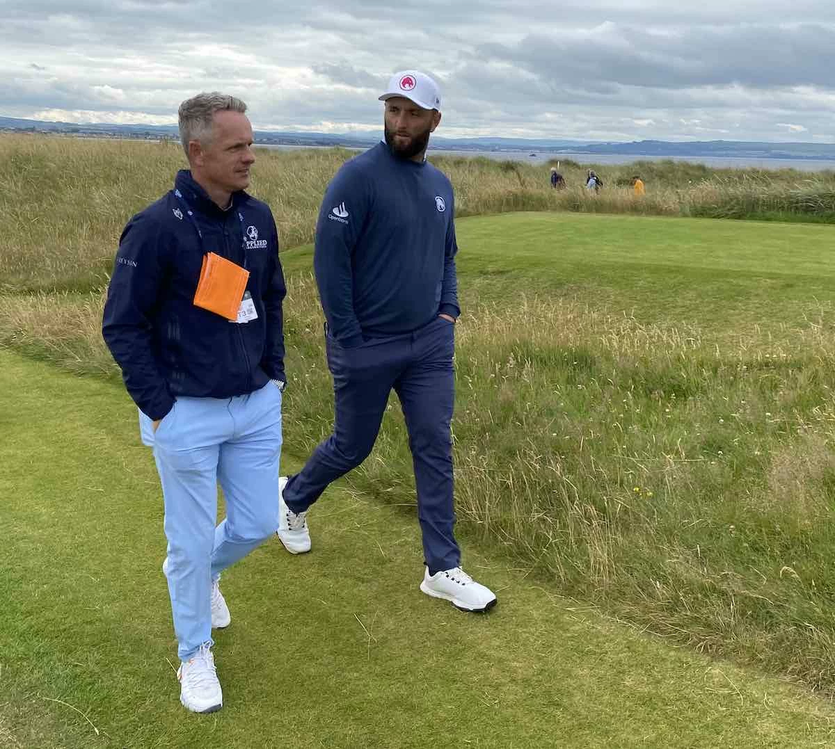 donaldrahm24openryder Jon Rahm y Luke Donald dialogan este miércoles camino al tee del 4.