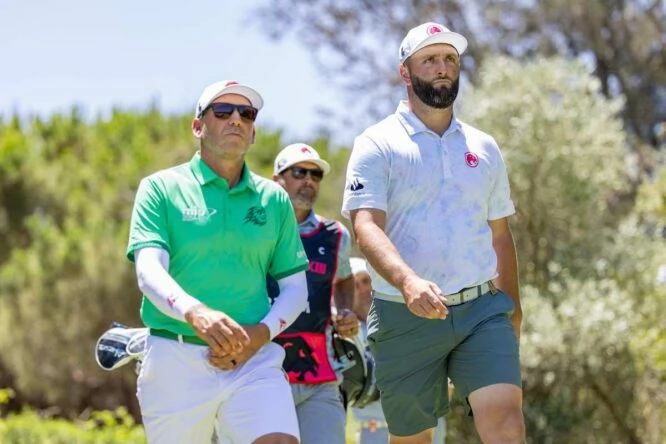Sergio García y Jon Rahm salen juntos del tee del 3 de Valderrama durante la primera ronda del LIV Golf Andalucía.