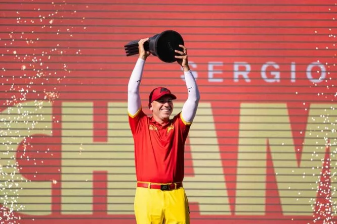 Sergio García levanta el trofeo al público de Valderrama tras ganar el LIV Golf Andalucía.