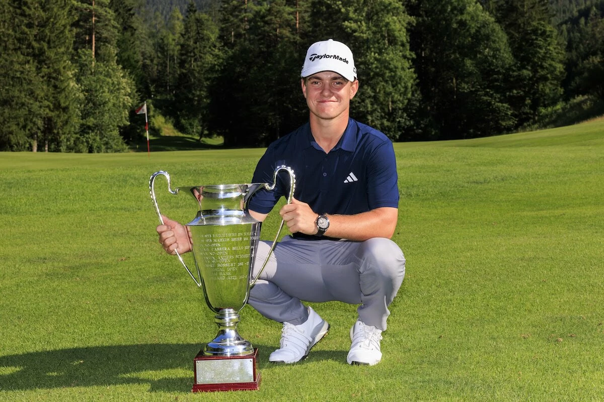 Frank Kennedy con el trofeo de campeón del Euram Bank Open (Photo by Jan Hetfleisch/Getty Images)