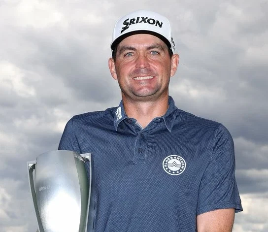 Keegan Bradley posa con el trofeo de ganador del BMW Championship 2024. © PGA Tour Keegan Bradley posa con el trofeo de ganador del BMW Championship 2024. © PGA Tour