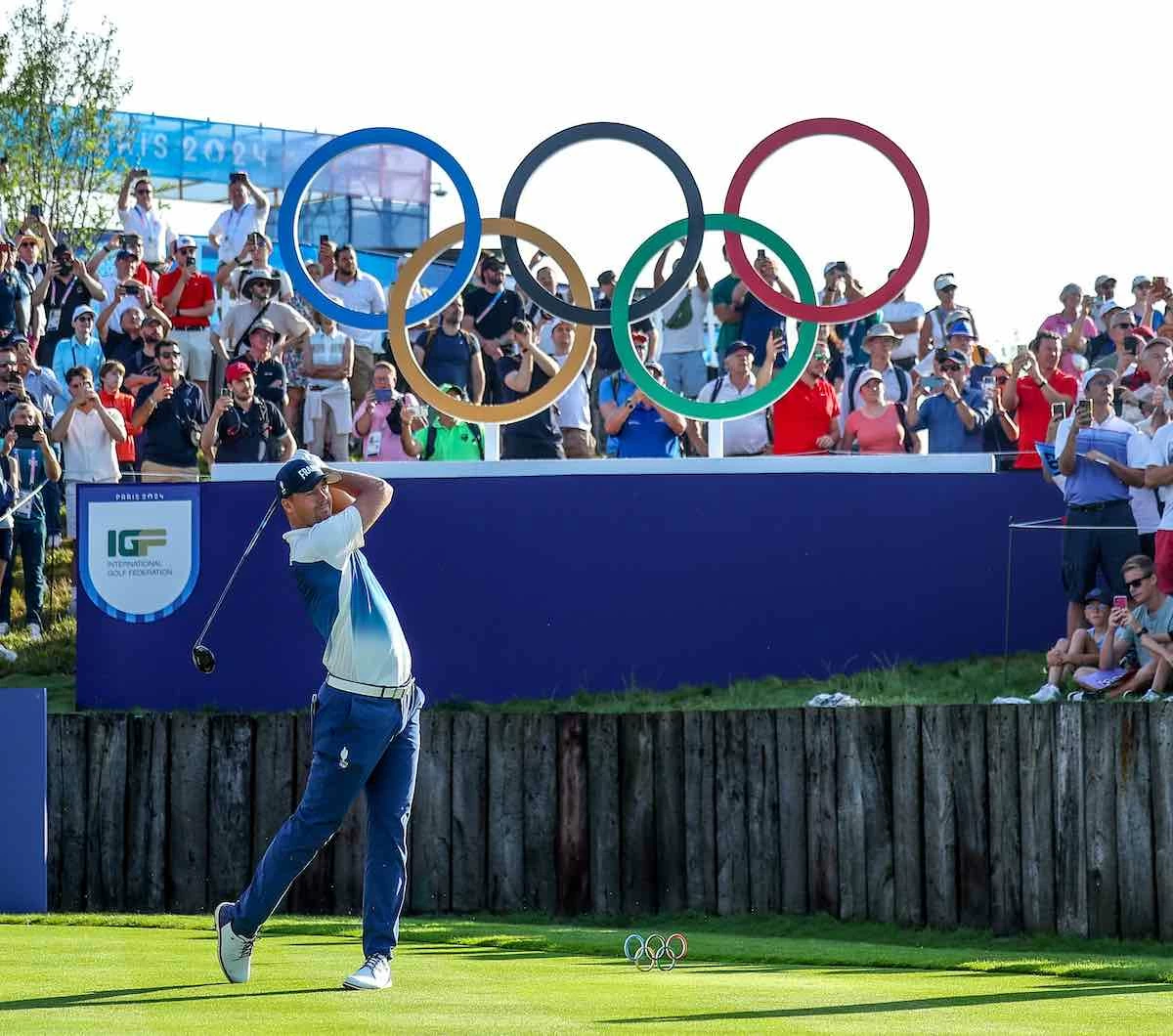 perezpodcast24olympic Victor Perez pega el primer golpe del torneo de golf olímpico.