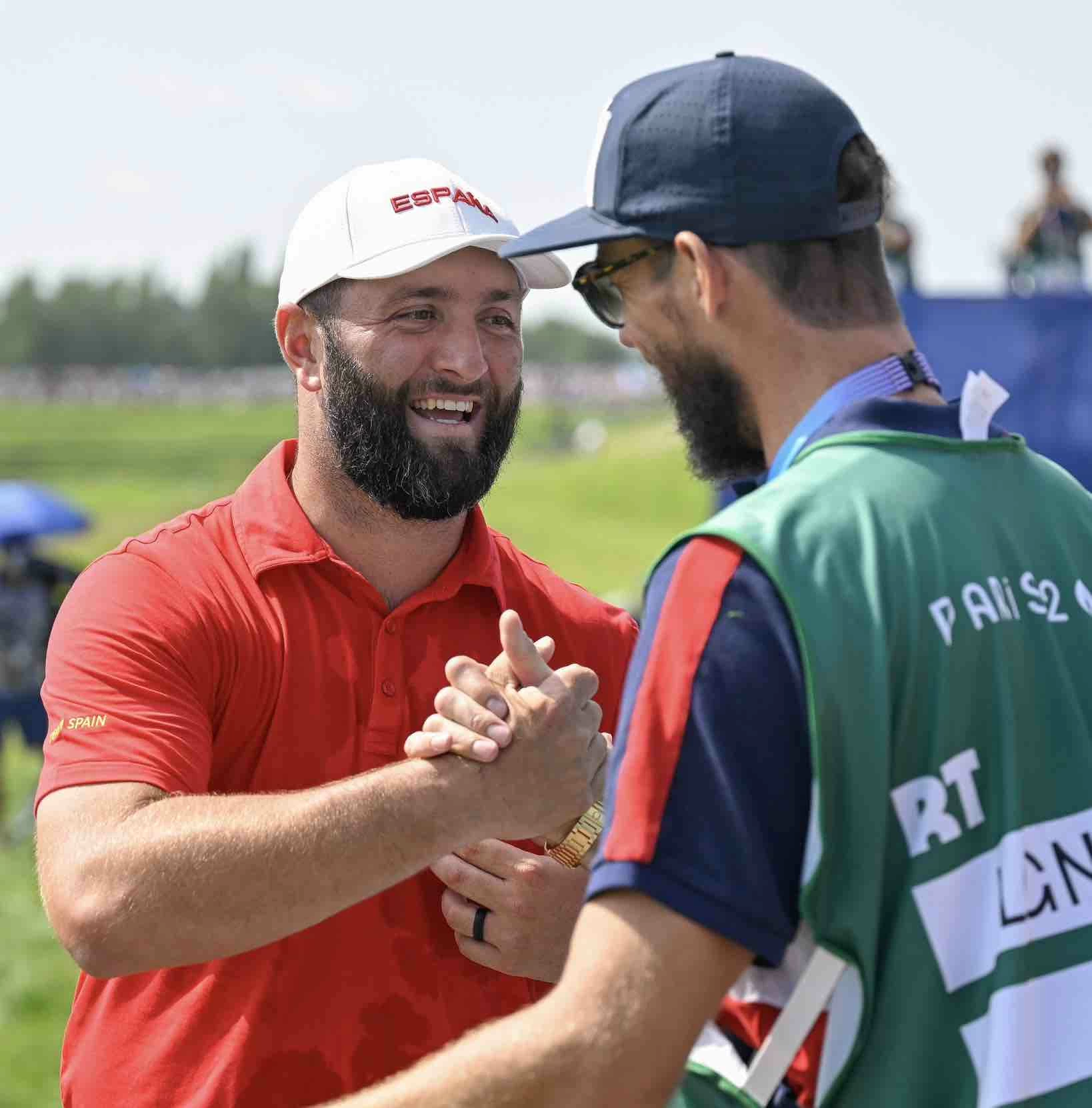 rahmphelpsjuegos24jueves Jon Rahm saluda al nadador Michael Phelps durante su primera ronda en los Juegos Olímpicos.