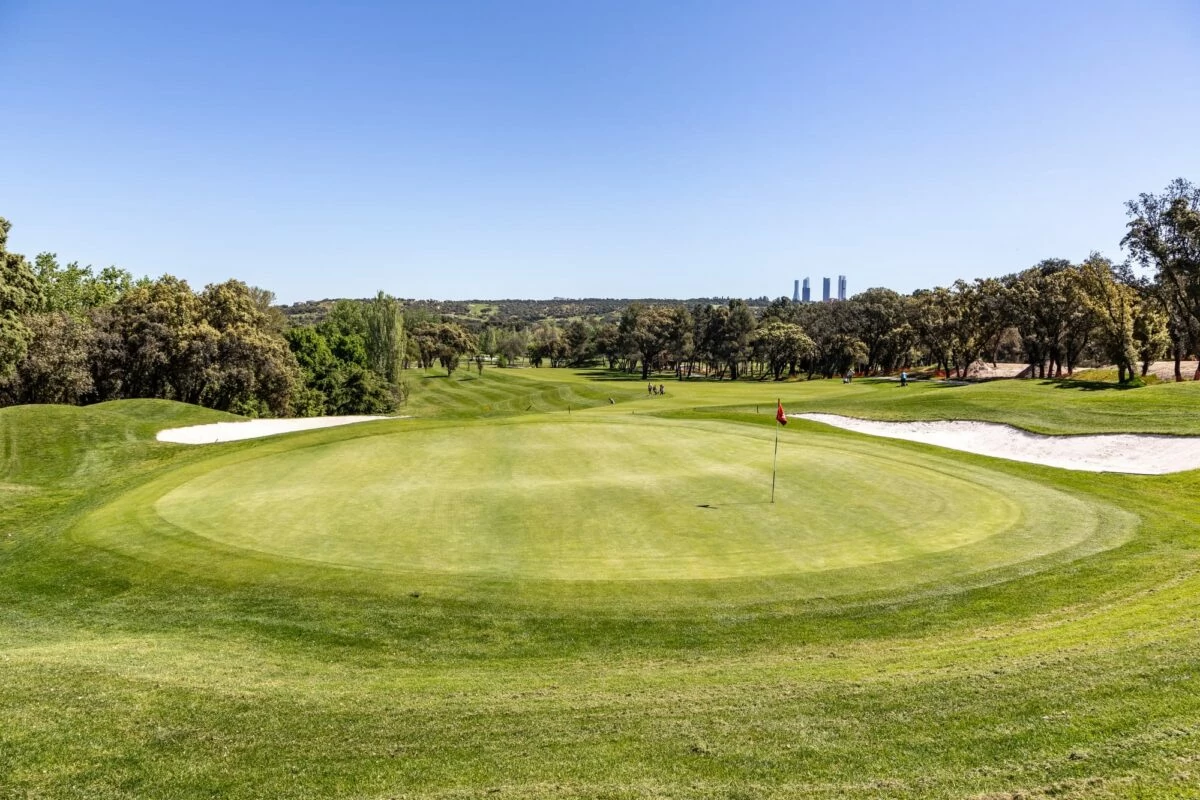 Hole 4 Club de Campo Villa de Madrid View of hole 4 of the Black Course at the Villa de Madrid Country Club. © CC Campo