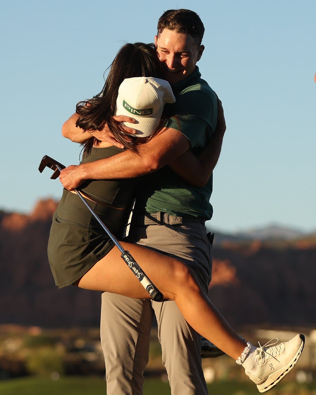 Matt McCarty, celebrando la victoria con su pareja @ PGA Tour