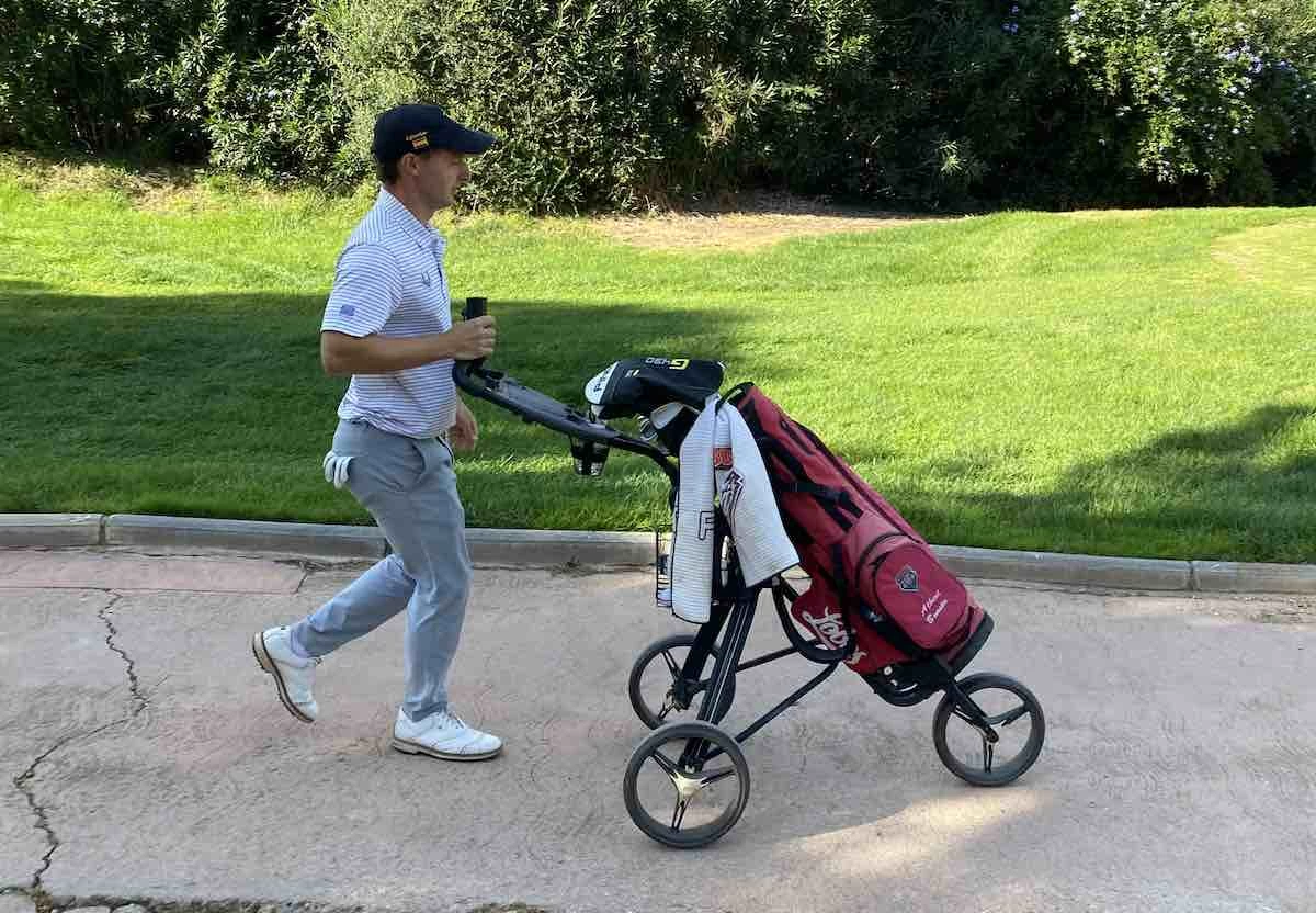 Albert Boneta empuja su carro durante la tercera ronda de la Final de la Escuela del DP World Tour. © Ten Golf Albert Boneta empuja su carro durante la tercera ronda de la Final de la Escuela del DP World Tour. © Ten Golf