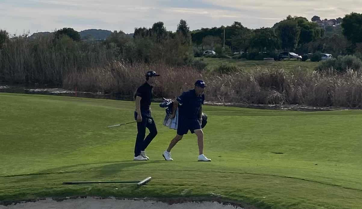 José María Olazábal, con la bolsa al hombro, llega al green del hoyo 18 junto a Joseba Torres, su sobrino. © Ten Golf José María Olazábal, con la bolsa al hombro, llega al green del hoyo 18 junto a Joseba Torres, su sobrino. © Ten Golf
