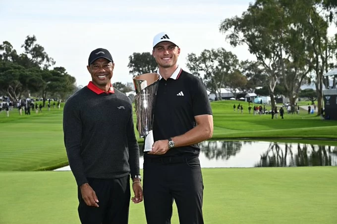Tiger Woods y Ludvig Aberg, ganador del Genesis Invitational 2025. © PGA Tour Tiger Woods y Ludvig Aberg, ganador del Genesis Invitational 2025. © PGA Tour