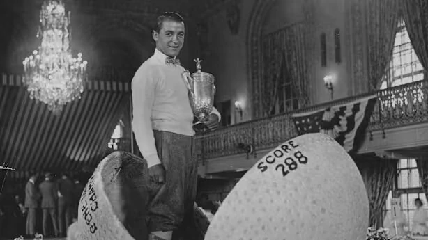 Gene Sarazen posa con el trofeo del US Open 1922. © USGA Gene Sarazen posa con el trofeo del US Open 1922. © USGA