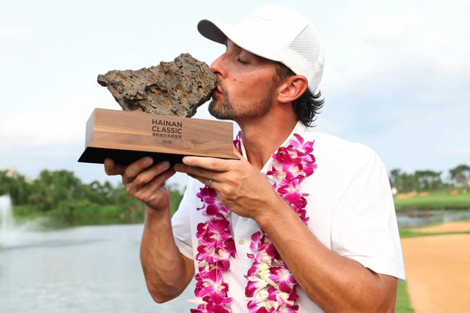 Marco Penge - Hainan Classic 2025 Marco Penge posa con el trofeo de ganador del Hainan Classic 2025. © DP World Tour