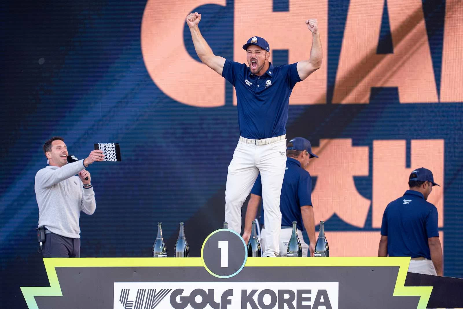 LIV Golf Korea - Final Round Bryson DeChambeau, en el podio de ganadores del LIV Golf Corea.