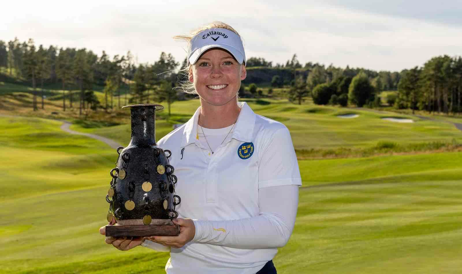 Meja Ortengren posa con el trofeo de campeona del Hills Open. © Tristan Jones Meja Ortengren posa con el trofeo de campeona del Hills Open. © Tristan Jones