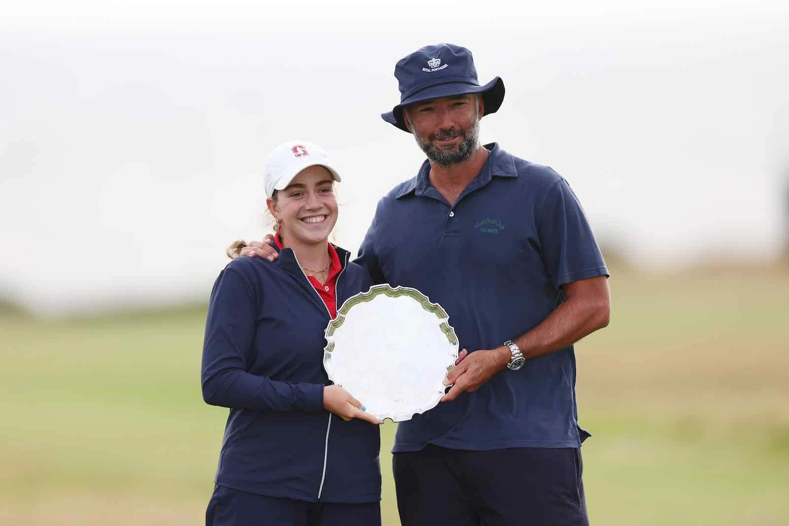 Paula Martín y Alex Larrazábal posa con la distinción como mejor amateur del AIG Women's Open. Paula Martín y Alex Larrazábal posa con la distinción como mejor amateur del AIG Women's Open.
