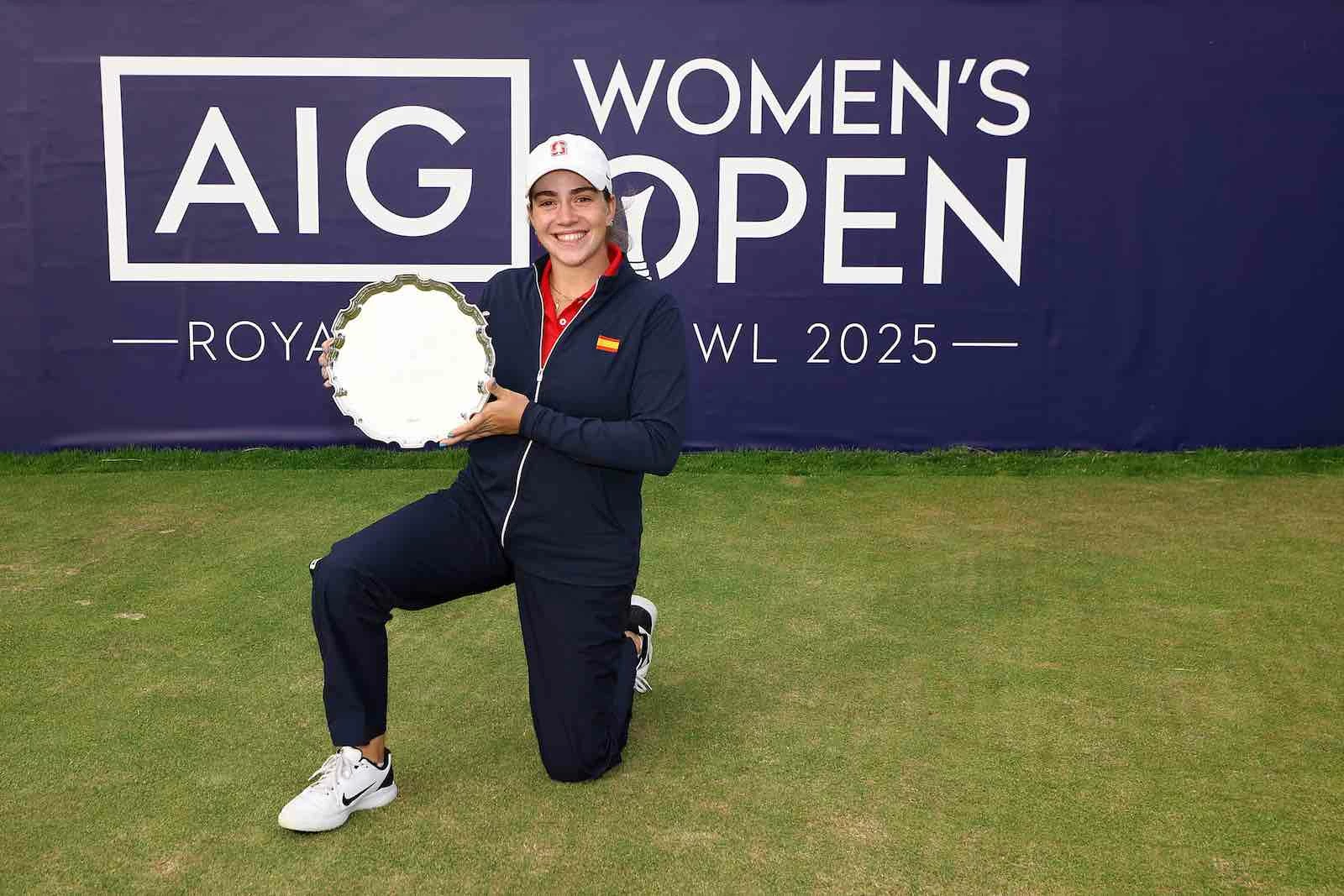 Paula Martín posa con la bandeja de plata a la mejor amateur del British Open. Paula Martín posa con la bandeja de plata a la mejor amateur del British Open.