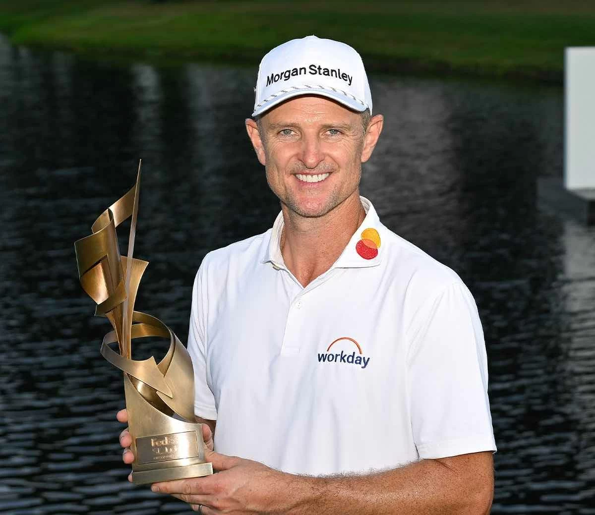 Justin Rose, con el trofeo del FedEx St Jude Championship. Justin Rose, con el trofeo del FedEx St Jude Championship.