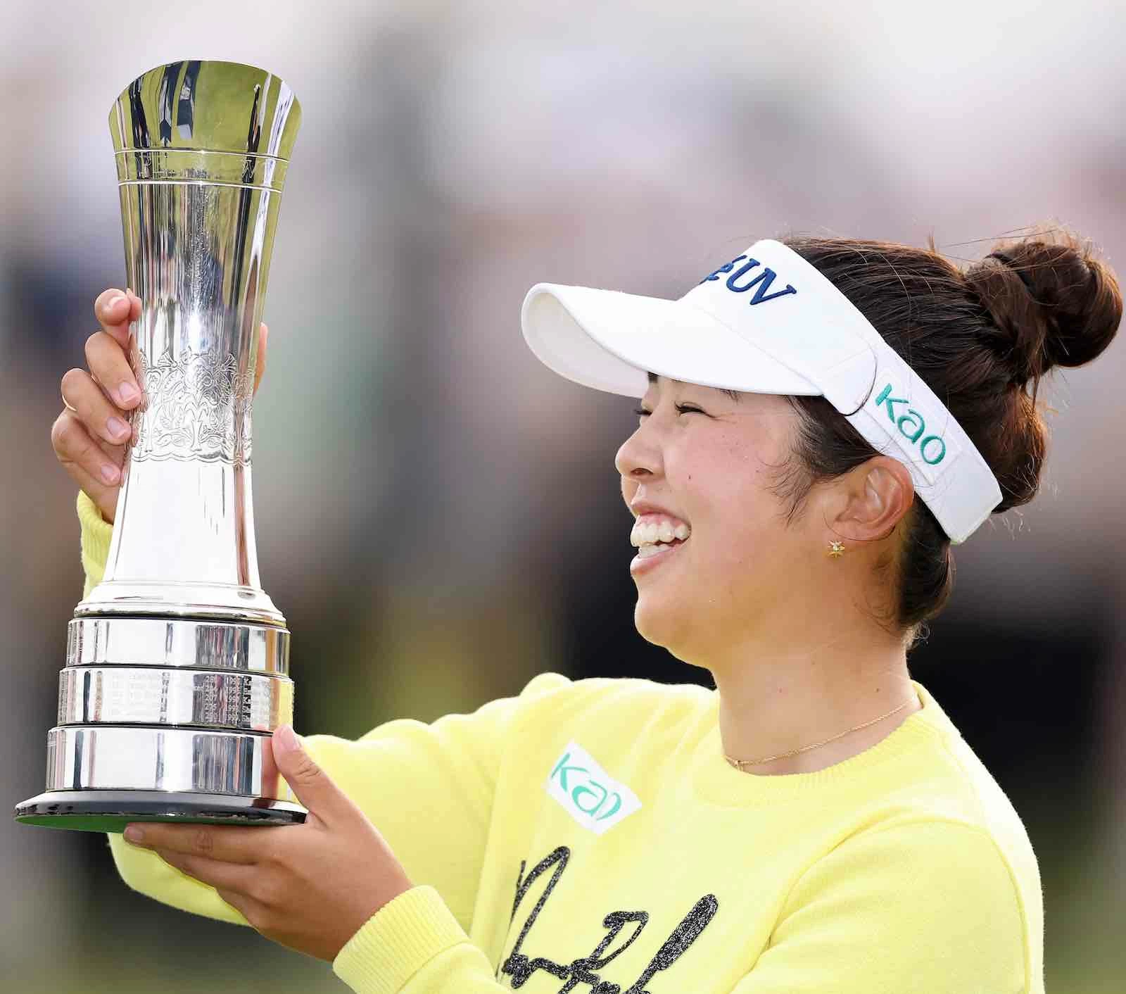 Miyu Yamashita posa con el trofeo de campeona del AIG Women's Open. Miyu Yamashita posa con el trofeo de campeona del AIG Women's Open.