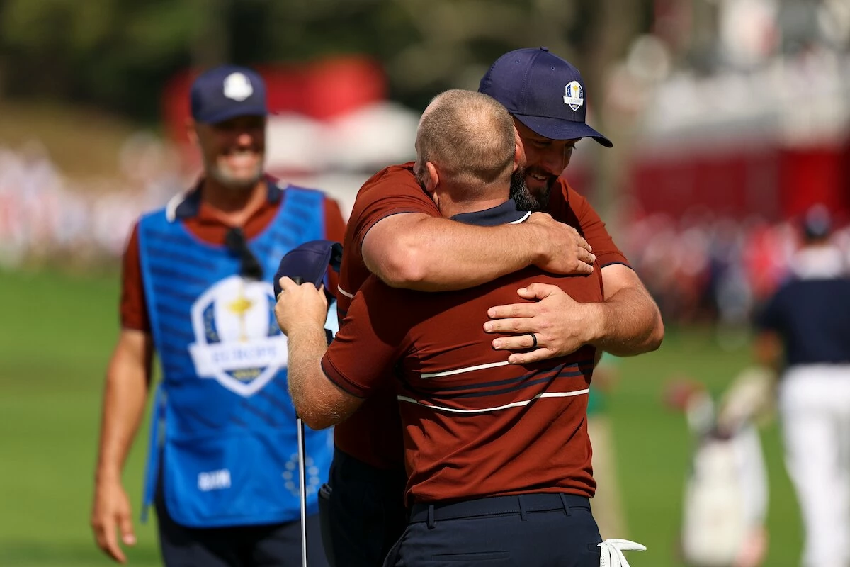 Jon Rahm y Tyrrell Hatton tras ganar su partido en los foursomes del sábado de la Ryder Cup 2025. (Photo by Scott Taetsch/PGA of America) Jon Rahm y Tyrrell Hatton tras ganar su partido en los foursomes del sábado de la Ryder Cup 2025. (Photo by Scott Taetsch/PGA of America)