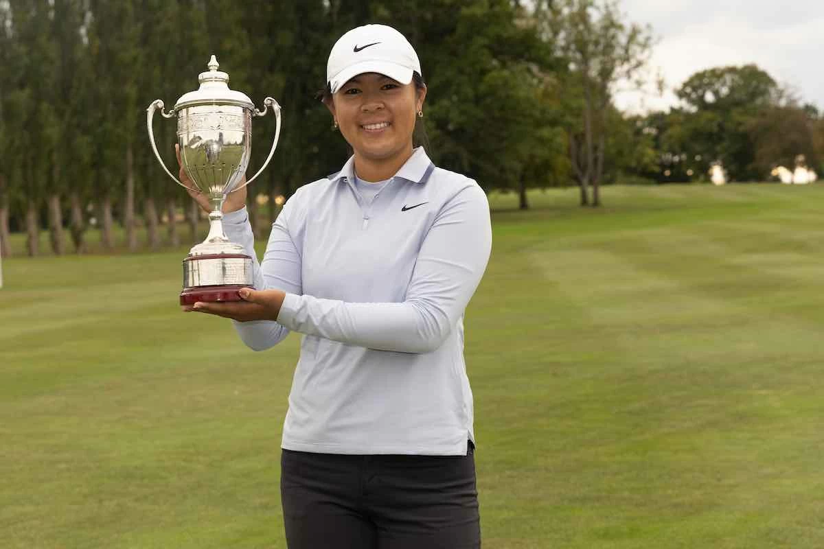 Anna Huang posa con el trofeo ganador del Open de Francia. © LET Golf Anna Huang posa con el trofeo ganador del Open de Francia. © LET Golf