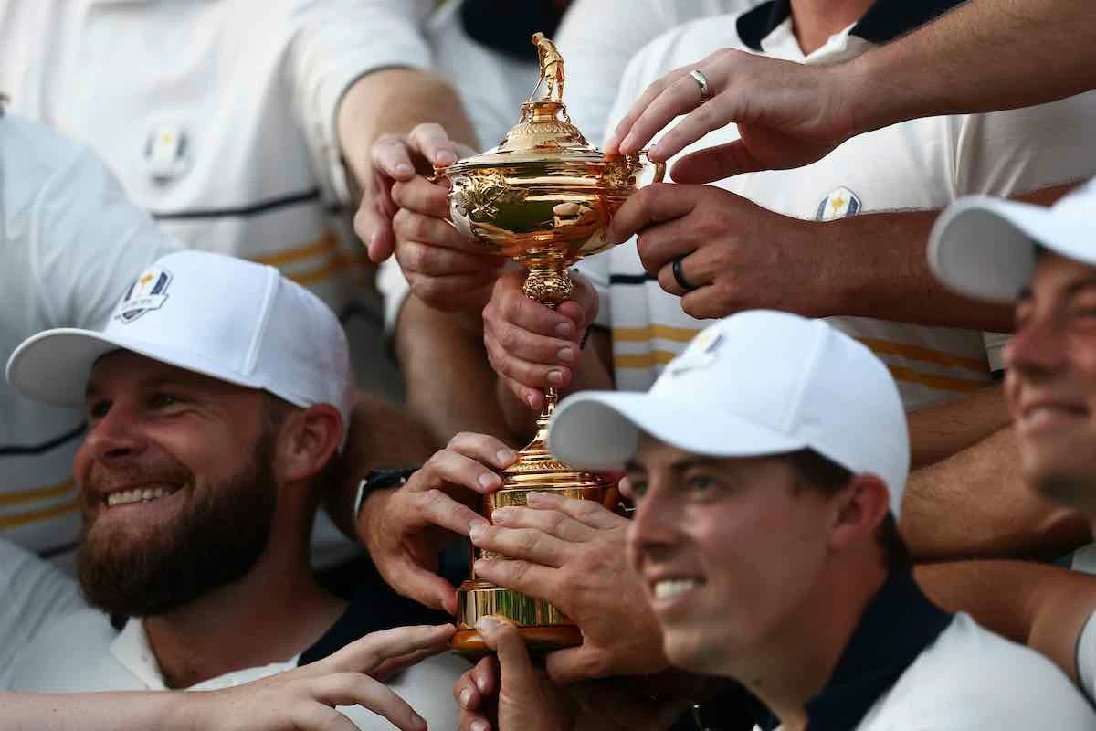 Matthew Fitzpatrick y Tyrrell Hatton, junto al trofeo de la Ryder Cup. (Photo by Maddie Meyer/PGA of America) Matthew Fitzpatrick y Tyrrell Hatton, junto al trofeo de la Ryder Cup. (Photo by Maddie Meyer/PGA of America)