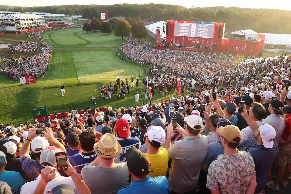 Ryder Cup 2025 - Saturday Morning Foursomes La grada del hoyo 1 de la Ryder cup en Bethpage.