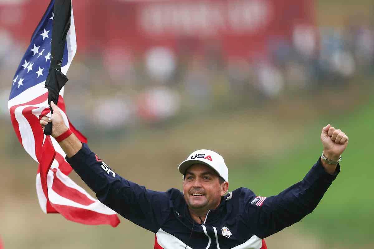 Keegan Bradley ha corrido todo el hoyo 1 de Bethpage con la bandera de Estados Unidos para alentar al público. (Photo by Maddie Meyer/PGA of America) Keegan Bradley ha corrido todo el hoyo 1 de Bethpage con la bandera de Estados Unidos para alentar al público.