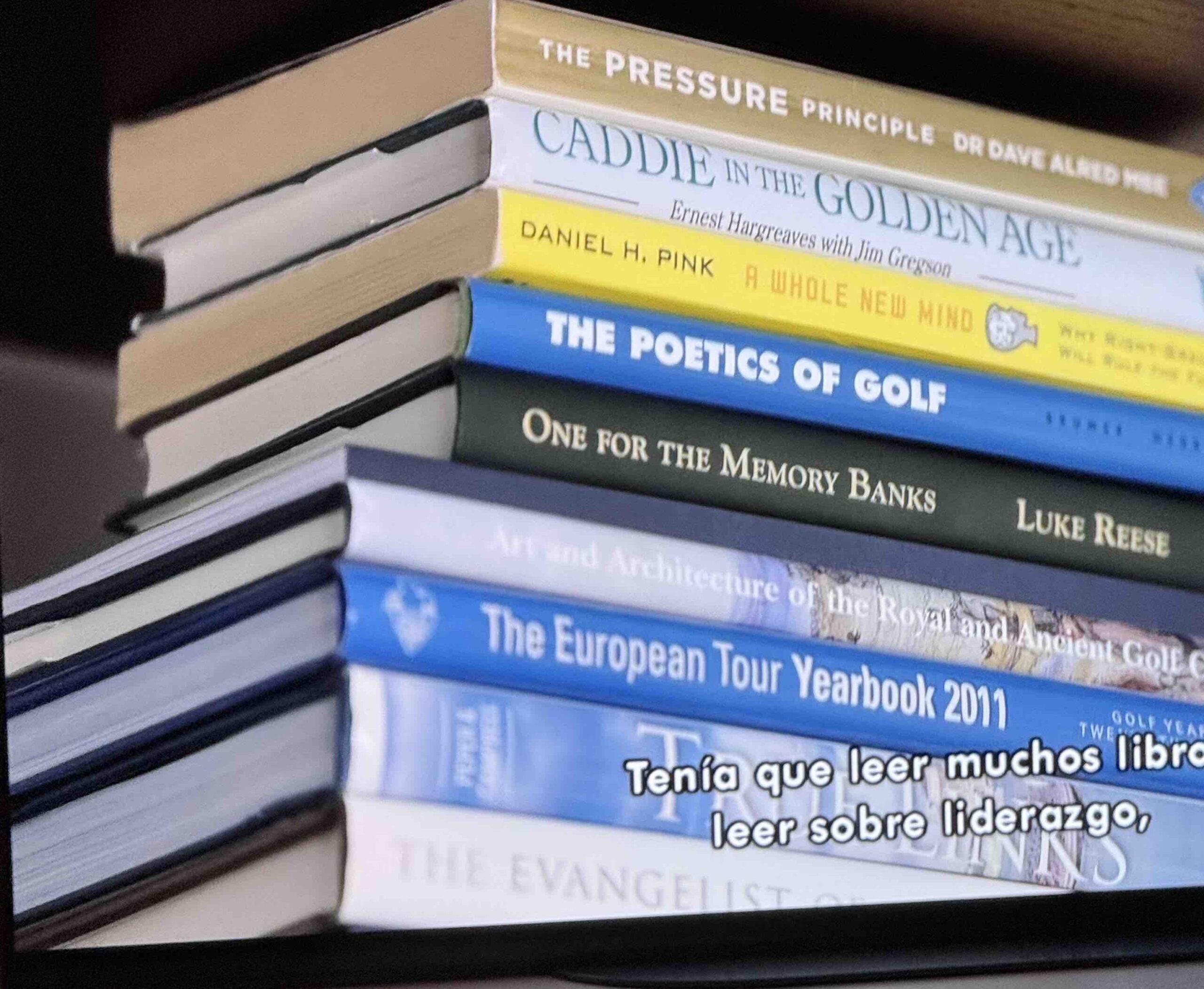 La columna de libros que aparecía tras Luke Donald durante una entrevista.
