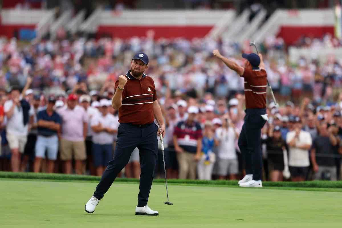 Shane Lowry y Rory McIlroy celebran en el green del hoyo 17 duranye su fourball contra Cameron Young y Justin Thomas. (Photo by Scott Taetsch/PGA of America) Shane Lowry y Rory McIlroy celebran en el green del hoyo 17 duranye su fourball contra Cameron Young y Justin Thomas.
