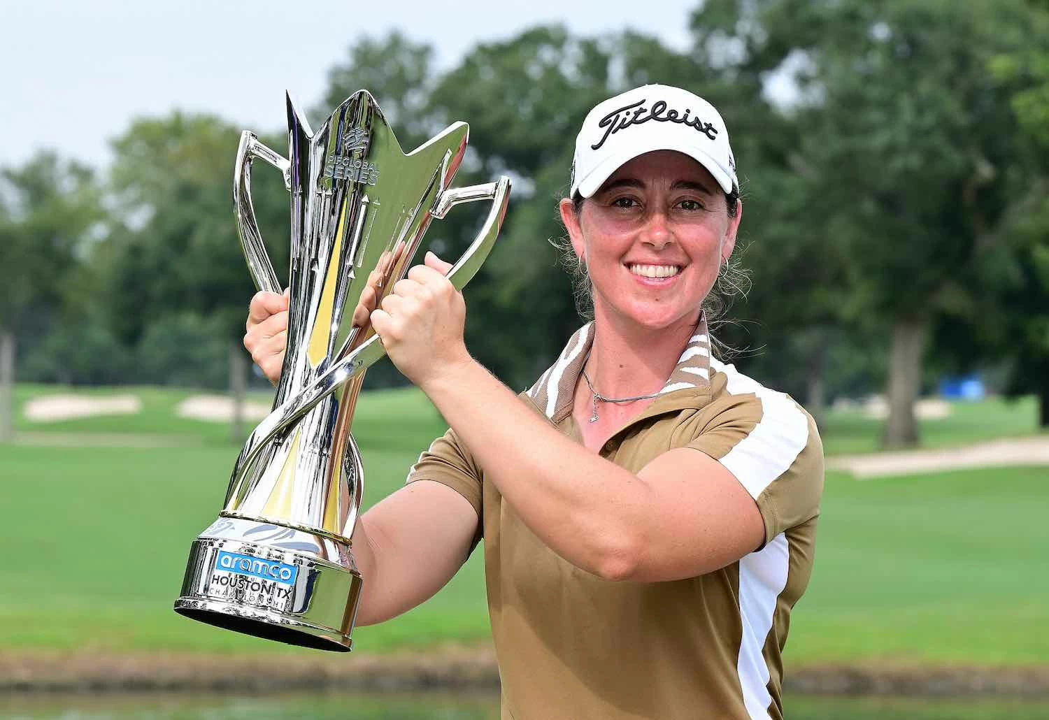 Nuria Iturrioz posa con el título de campeona del Aramco Houston Championship. © LET Nuria Iturrioz posa con el título de campeona del Aramco Houston Championship. © LET