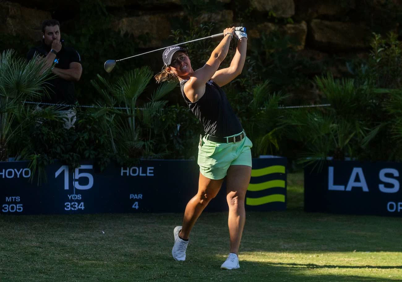 Nuria Iturrioz pega su golpe de salida en el hoyo 15 de La Sella Golf. © LET Nuria Iturrioz pega su golpe de salida en el hoyo 15 de La Sella Golf. © LET