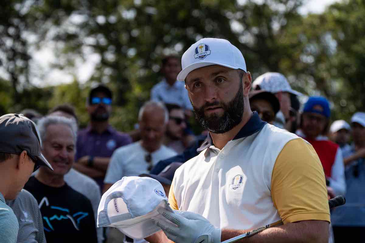 Jon Rahm firma autógrafos durante la ronda de prácticas en Bethpage. (© Golffile | Stefano Di Maria ) Jon Rahm firma autógrafos durante la ronda de prácticas en Bethpage.