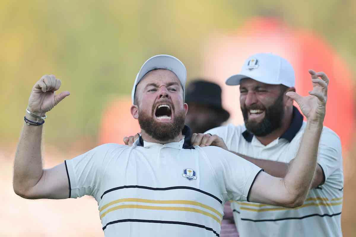 Ryder Cup 2025 - Singles Matches Jon Rahm agarra a Shanel Lowry durante la celebración del medio punto que aseguró la Ryder Cup.