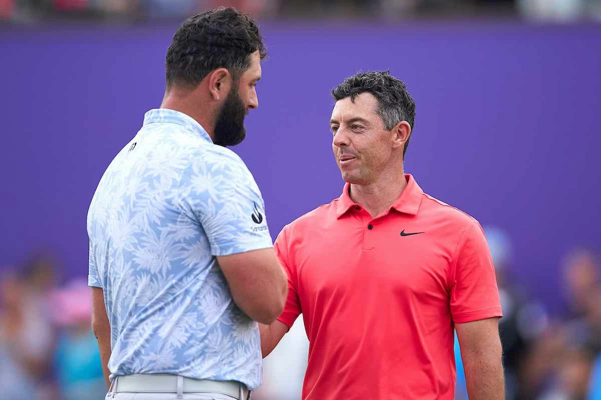 DP World Tour Championship 2023 Jon Rahm saluda a Rory McIlroy tras jugar juntos en la Final de Dubai de 2023.