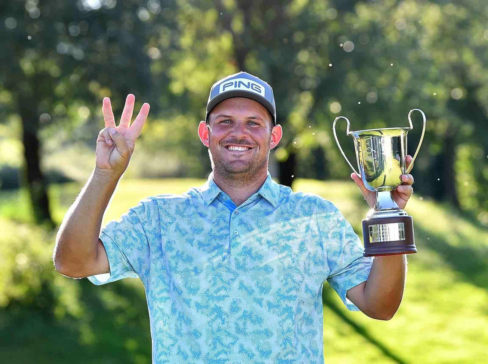 JC Ritchie posa con el trofeo de Italia y el número tres correspondiente a sus victorias. JC Ritchie posa con el trofeo de Italia y el número tres correspondiente a sus victorias.