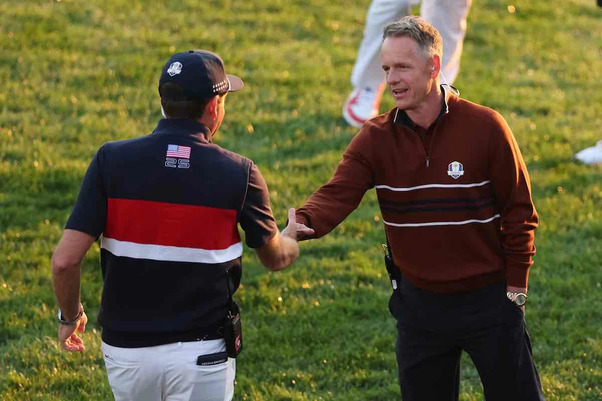Luke Donald y Keegan Bradley se saludan este sábado antes de empezar los foursomes. (Photo by Michael Reaves/PGA of America) Luke Donald y Keegan Bradley se saludan este sábado antes de empezar los foursomes. (Photo by Michael Reaves/PGA of America)